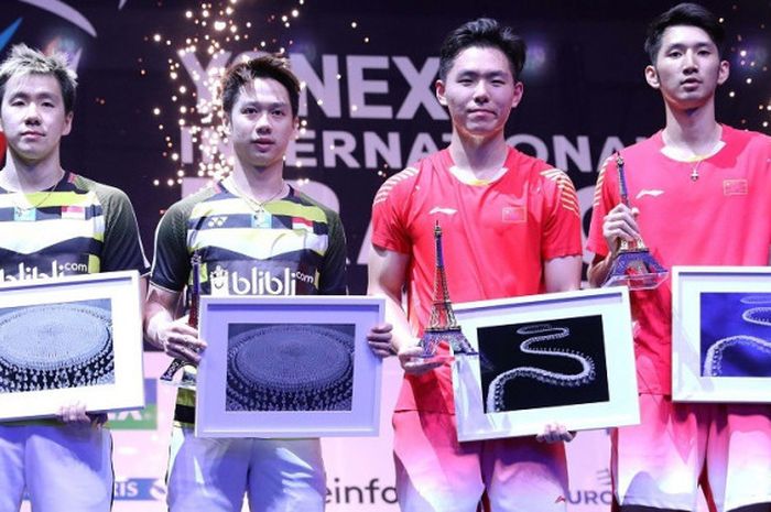  Marcus Fernaldi Gideon/Kevin Sanjaya dan Han Chengkai Zhou Haodong (China) saat menerima penghargaan usai tampil pada partai final French Open 2018, Minggu (28/10/2018).  