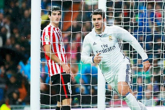 Alvaro Morata, usai mencetak gol kedua Real Madrid saat melawan Athletic Bilbao dalam laga lanjutan La Liga 2016-2017 di Stadion Santiago Bernabeu,  Madrid, pada 23 Oktober 2016.