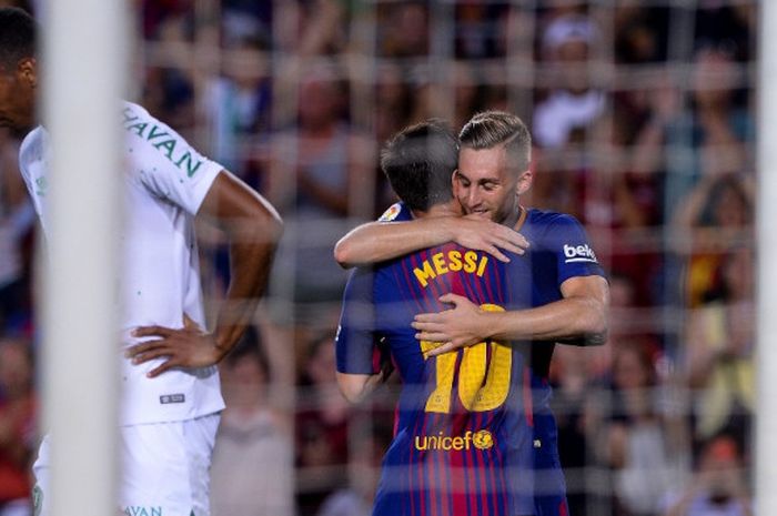 Megabintang FC Barcelona, Lionel Messi, memeluk Gerard Deulofeu seusai mencetak gol ke gawang Chapecoense dalam laga Trofeo Joan Gamper di Stadion Camp Nou, Barcelona, Spanyol, pada 7 Agustus 2017.