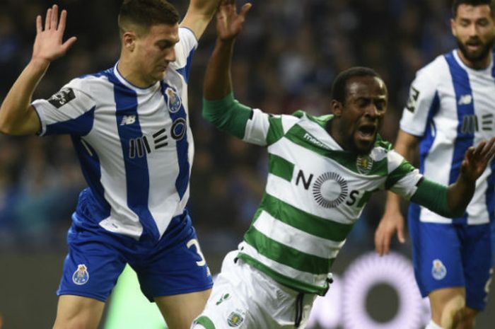 Bek FC Porto, Diogo Dalot (kiri) berebut bola dengan pemain Sporting CP Seydou Doumbia pada laga Liga Portugal di  Stadion Dragao, Porto, Portugal, 2 Maret 2018. 