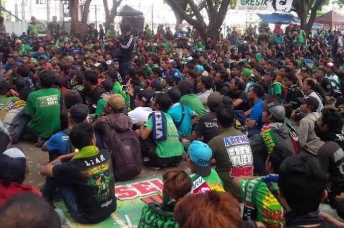 Pendukung setia Persebaya, Bonek duduk dengan tertib menunggu hasil Kongres Tahunan PSSI di GOR Pajajaran, Kota Bandung, Minggu (8/12/2017) siang. 