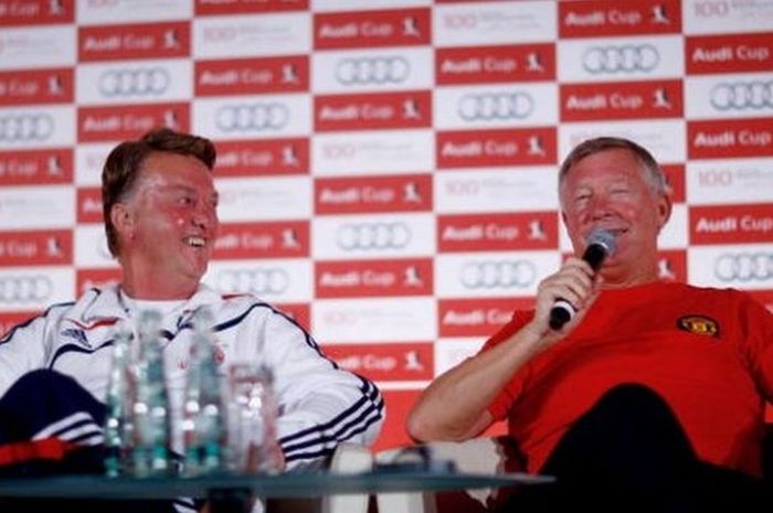 Sir Alex Ferguson (kanan) saat menjabat sebagai Manajer Manchester United, menghadiri konferensi pers Audi Cup 2009 didampingi Louis van Gaal, yang masih melatih Bayern Muenchen, di Hotel Westin, Munich, Jerman, 28 Juli 2009.