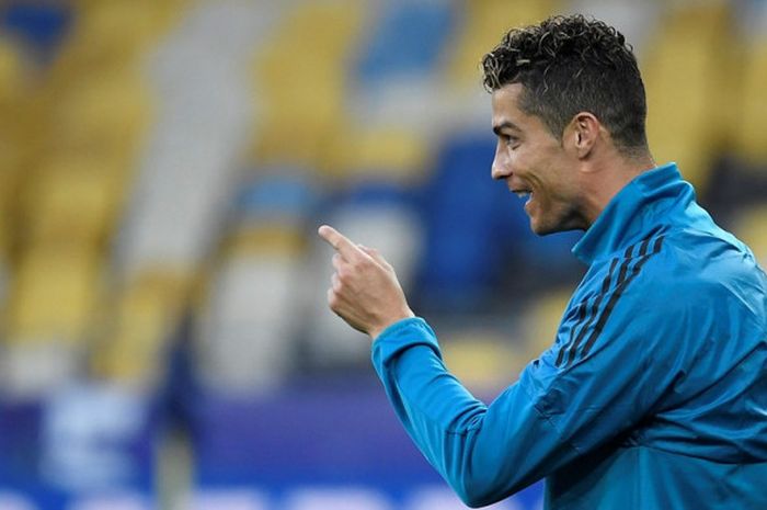    Megabintang Real Madrid, Cristiano Ronaldo, mengikuti sesi latihan di Stadion Olimpiyskiy, Kiev, Ukraina pada 25 Mei 2018.   