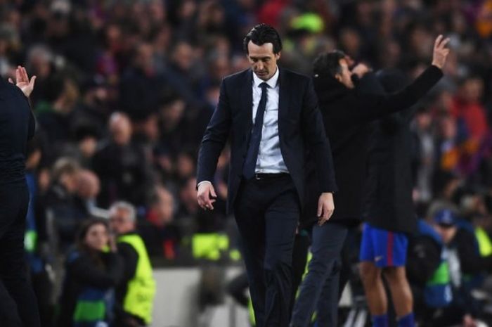 Kekecewaan pelatih Paris Saint-Germain, Unai Emery, setelah kekalahan 1-6 dari Barcelona di Camp Nou, Rabu (8/3/2017)