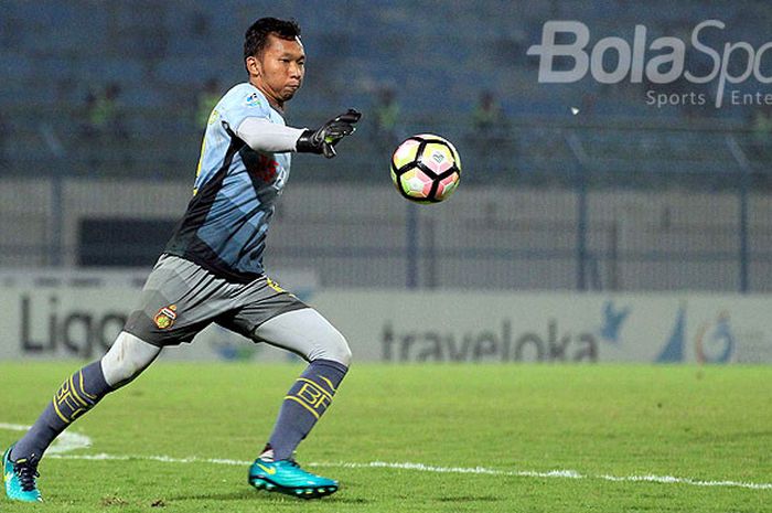 Kiper Bhayangkara FC, Awan Setho Raharjo, melakukan tendangan gawang saat tampil melawan Madura United pada laga pekan ke-33 Liga 1 di Stadion Gelora Bangkalan, Jawa Timur, (08/11/2017).