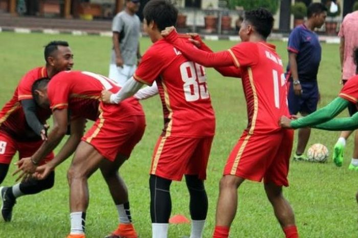 Gelandang Firman Utina bercanda dengan para pemain Bhayangkara FC di lapangan PTIK, Jakarta, Rabu (12/4/2017) pagi. 