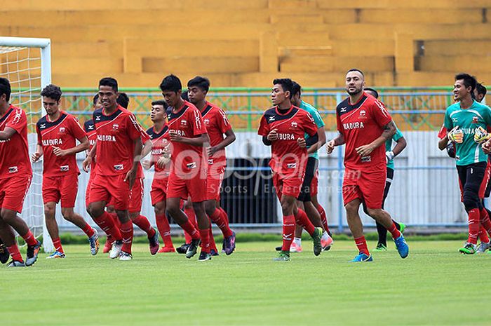 Pemain Madura United mengikuti latihan perdana di Stadion Gelora Bangkalan, Jawa Timur, Minggu (17/12/2107) sore.