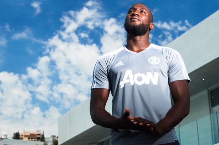 Romelu Lukaku secara resmi bergabung dengan Manchester United terhitung per Senin (10/7/2017).