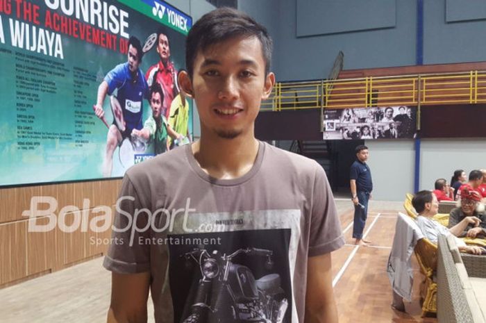Pebulu tangkis ganda putra nasional, Rian Agung Saputro, berpose di sela pembukaan Candra Wijaya International Badminton Centre dibilangan Serpong, Tangerang Selatan pada Sabtu (16/9/2017).