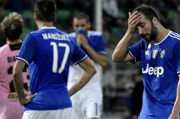 Penyerang Juventus, Gonzalo Higuain (kanan), tampil pada laga Serie A kontra Palermo di Stadion Renzo Barbera, Sabtu (24/9/2016).