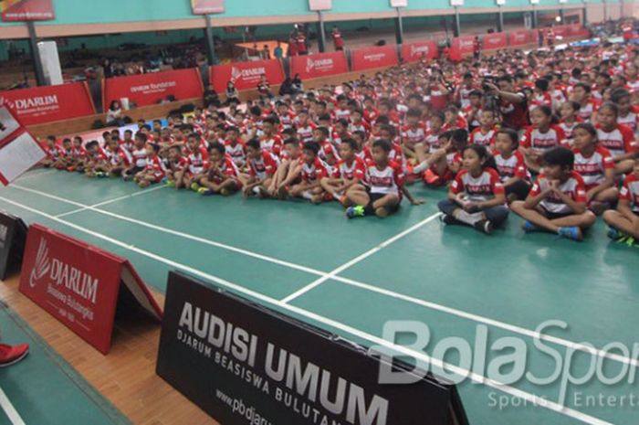  Ratusan pebulu tangkis junior memadati GOR Angkasa, Pekanbaru, Riau untuk mengikuti Audisi Umum Djarum Beasiswa Bulu Tangkis 2018 pada Sabtu (24/3/2018). 