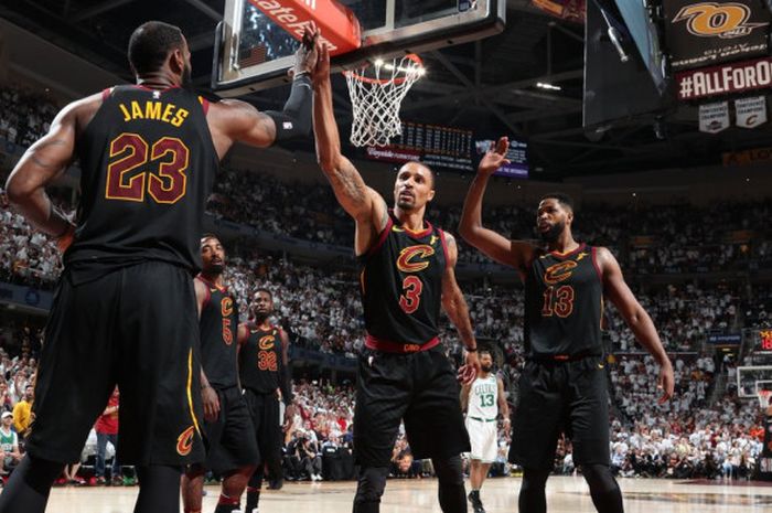 LeBron James (kiri) disambut rekan satu timnya di Cleveland Cavaliers saat laga keenam final wilayah timur NBA 2017/18, Jumat (25/5/2018) waktu Amerika Serikat.