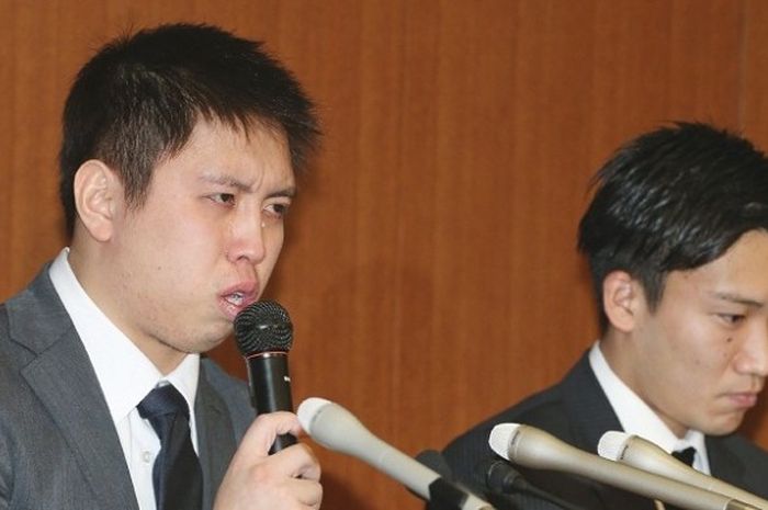  Pebulu tangkis Jepang, Kenichi Tago (kiri) dan Kento Momota, menjawap pertanyaan seputar kasus pernjudian ilegal yang mereka lakukan, dalam konferensi pers di Tokyo, Jumat (8/4/2016). 