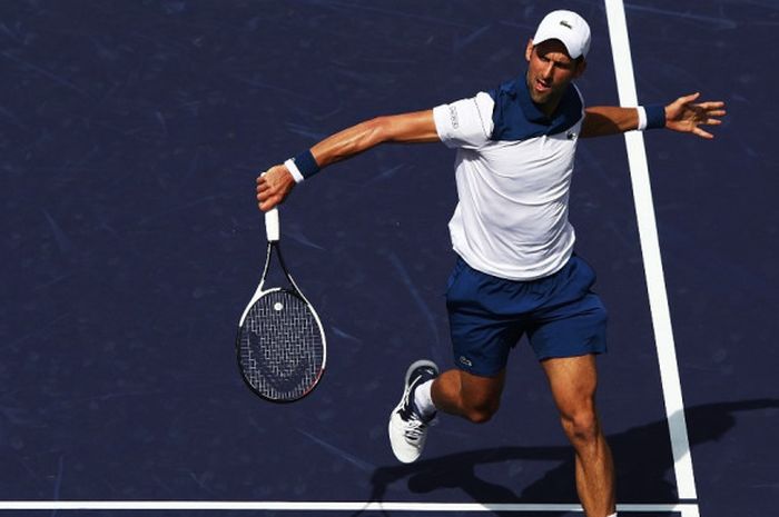 Petenis tunggal putra Serbia, Novak Djokovic, mengembalikan bola pukulan lawannya, Taro Daniel (Jepang), pada laga babak kedua turnamen Indian Wells Masters 2018, Minggu (11/3/2018). Djokovic kalah 6-7(3), 6-4, 1-6.