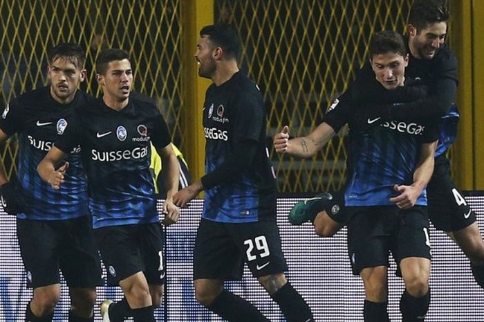 Para pemain Atalanta merayakan gol yang dicetak Mattia Caldara (kedua dari kanan) ke gawang AS Roma dalam pertandingan Serie A 2016-2017 di Stadio Atleti Azzurri d'Italia, Bergamo, Italia, pada Minggu (20/11/2016).