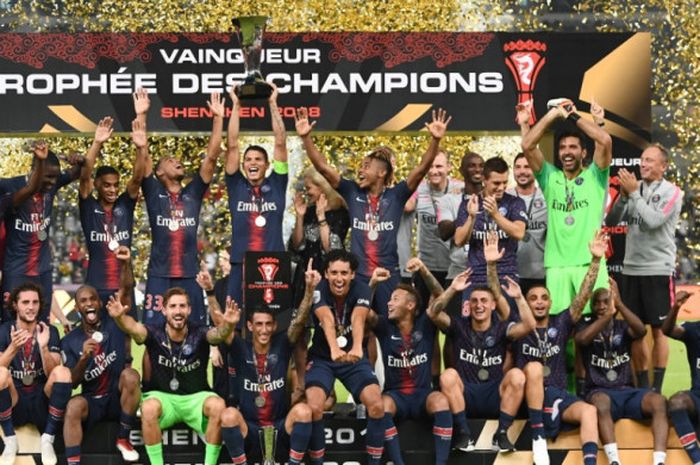 Para pemain dan staf pelatih Paris Saint-Germain merayakan kesuksesan memenangi trofi Piala Super Prancis 2018 setelah menekuk AS Monaco di Shenzen, 4 Agustus 2018.