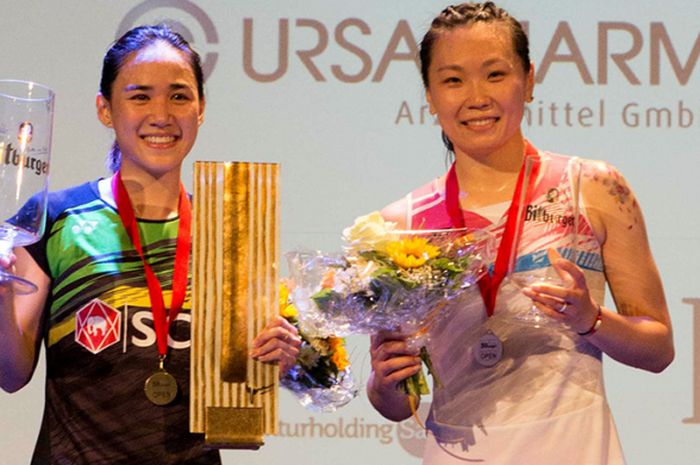 Nitchaon Jindapol (kiri), tunggal putri Thailand, dan Zhang Beiwen, tunggal putri Amerika Serikat, di podium Biburger Open 2017 pada Minggu (5/11/2017).