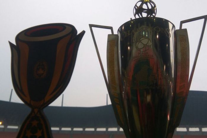  Trofi Piala Indonesia untuk edisi 2010 dan 2012 