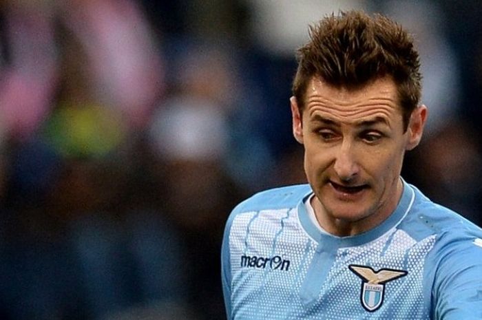 Aksi striker Lazio, Miroslav Klose, pada laga kontra Carpi di Stadion Olimpico, 6 Januari 2016.