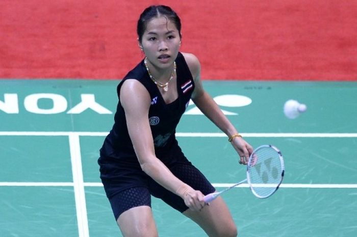 Pebulu tangkis tunggal putri Thailand, Ratchanok Intanon, mengembalikan kok pemain China, Li Xuerui, pada laga final di Siri Fort Indoor Stadium, New Delhi, Minggu (3/4/2016).