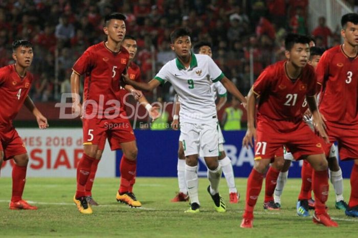 Pemain Timnas U-16 Indonesia dikepung dalam laga ketiga melawan Vietnam pada fase penyisihan Gurp A Piala AFF U-16 2018 di Stadion Gelora Delta, Sidoarjo, Kamis (2/8/2018) malam WIB.