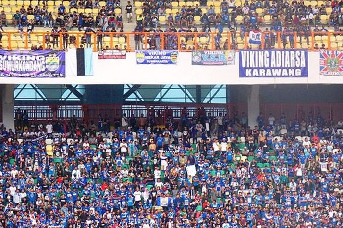 Pendukung Persib Bandung memadati Stadion Wibawa Mukti, Kabupaten Bekasi.