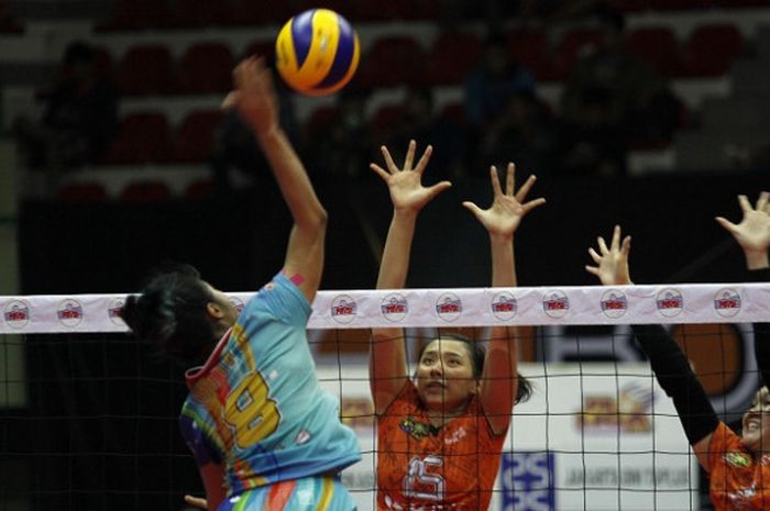 Pemain tim putri Jakarta BNI Taplus  Yolla Yuliana melakukan blok pada smes Syifa Avrilia (kiri, Bekasi BVN) pada pertandingan putaran pertama Proliga 2018 di GOR UNY, Yogyakarta, Sabtu (20/1/2018)