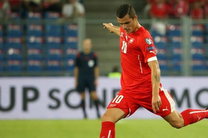 Aksi pemain Swiss, Granit Xhaka dalam laga kualifikasi Euro 2016 antara Swiss kontra Inggris, di Basel, 08 September 2014. 