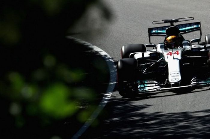 Pebalap Mercedes asal Inggris, Lewis Hamilton, menjalani sesi latihan ketiga GP Kanada di Sirkuit Gilles Villeneuve, Sabtu (10/6/2017).