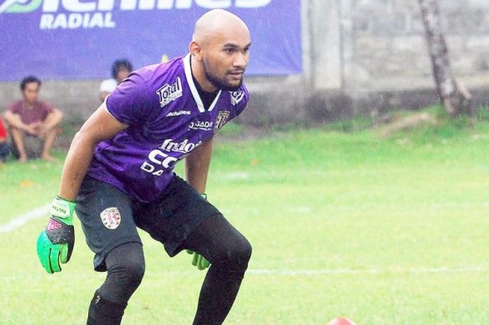 Mantan kiper Persiba Balikpapan, Alfonsius Kelvan, mengikuti seleksi di Lapangan Trisakti, Legian, Bali, Rabu (25/1/2017).