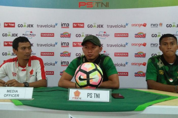 Pelatih PS TNI, Rudy Eka Priyambada (tengah) dan bek Ganjar Mukti (kanan) pada sesi konferensi pers pra-laga antara timnya kontra Sriwijaya FC, Selasa (24/10/2017).
