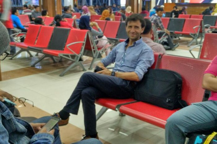 Pelatih timnas Indonesia, Luis Milla di Bandara Sultan Iskandar Muda, Aceh 