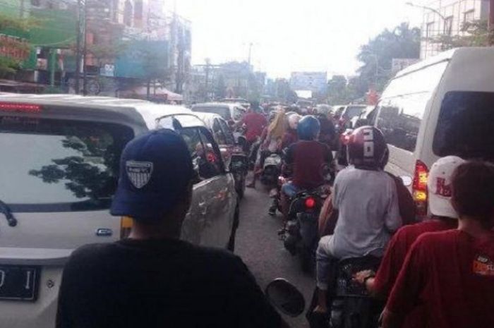 Aksi suporter PSM Makassar sempat membuat macet jalanan di kota Makassar menjelang laga timnya melawan PSMS Medan di Stadion Andi Mattalatta, Minggu (9/12/2018)