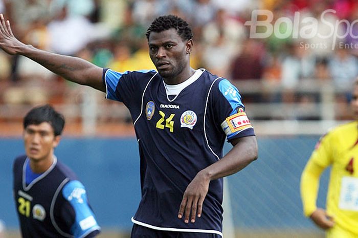 Kapten Arema, Pierre Njanka (24), memberi arahan kepada rekan-rekannya saat melawan Sriwijaya FC dalam laga ISL, Sabtu (20/3/2010).
