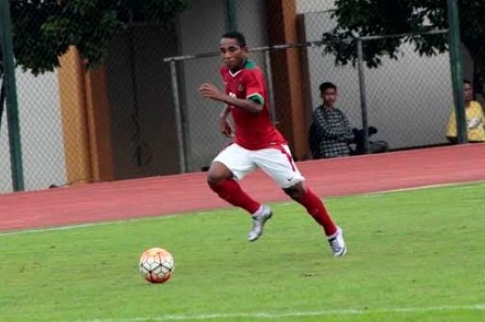 Winger Pandi Lestaluhu (kanan) saat tampil pada uji coba timnas U-19 kontra UNY FC di Stadion UNY, Yogyakarta pada Selasa (16/8/2016) sore. 