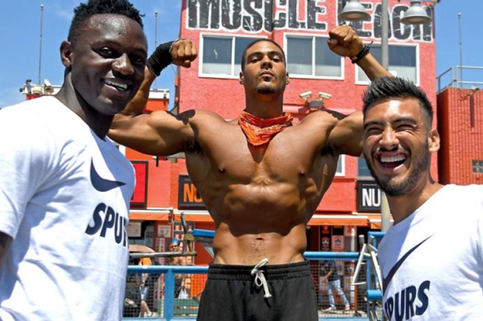Victor Wanyama (kiri), Atltet Muscle Beach (Tengah) dan Paulo Gazzaniga (kanan) saat berada di Pantai Venice.