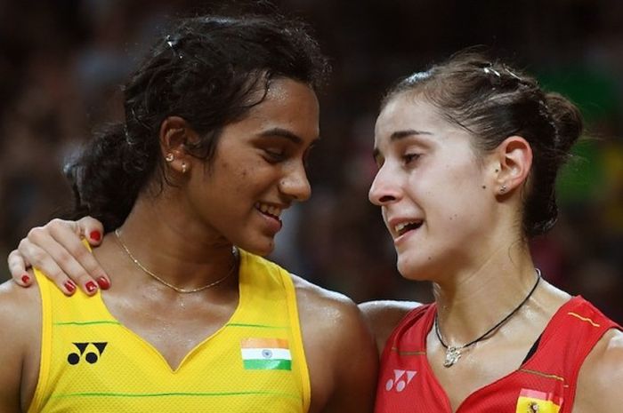 Pebulu tangkis tunggal putri Spanyol, Carolina Marin (kanan), dan pemain India, Pusarla Venkata Sindhu, berbicara setelah laga final pada Olimpiade Rio 2016 di Rio de Janeiro, Brasil, 19 Agustus 2016.