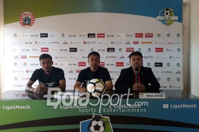 Pelatih PSIS Semarang, Jafri Sastra, ditemani Komarudin, salam sesi prematch press conderence di Stadion Sultan Agung (SSA), Bantul, Senin (17/9/2018).