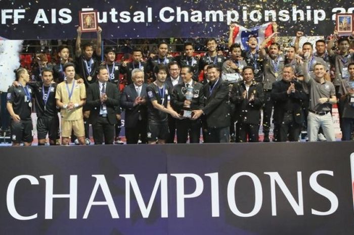 Timnas futsal Thailand menerima trofi Kejuaraan Futsal AFF 2016 seusai menang atas Myanmar pada final di Stadion Indoor Huamark, Bangkok, Minggu (29/1/2017) malam. 