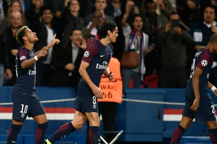 Striker Paris Saint-Germain, Neymar (kiri), merayakan gol yang dia cetak ke gawang Bayern Muenchen dalam laga Grup B Liga Champions di Stadion Parc des Princes, Paris, Prancis, pada 27 September 2017.