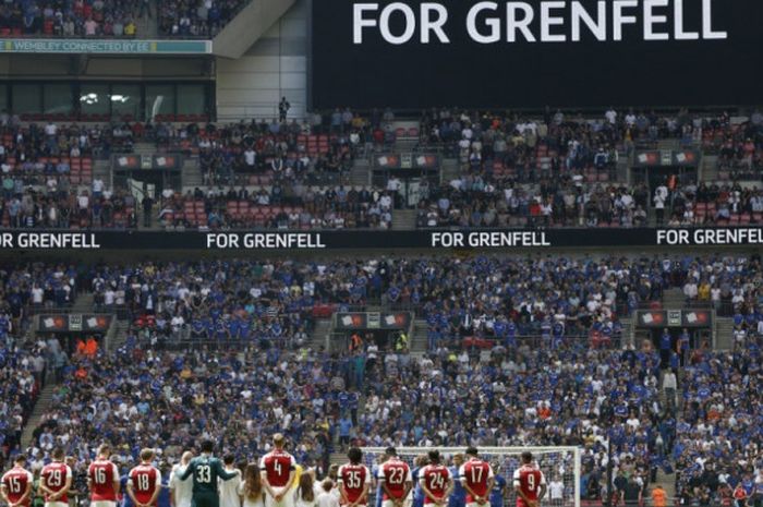 Para pemain Arsenal dan Chelsea mengheningkan cipta menjelang kick-off duel Community Shield 2017 di Stadion Wembley, London, 6 Agustus 2017, untuk mengenang korban tragedi Grenfell.
