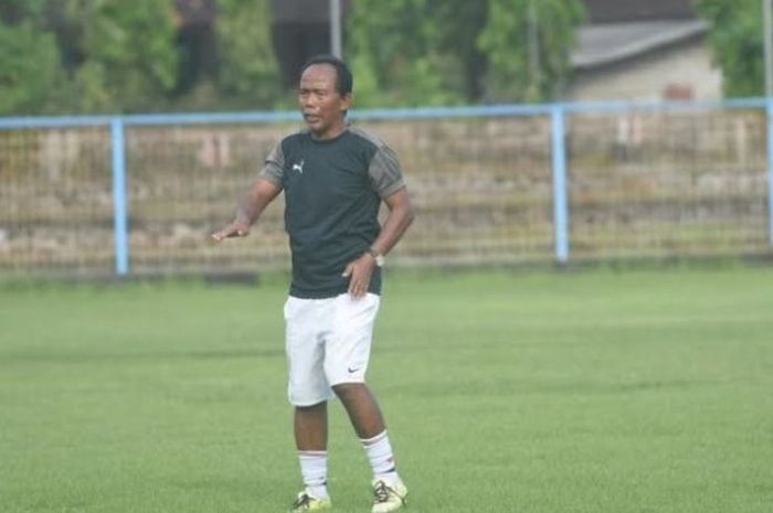 Pelatih Syahrial Effendy dalam sesi latihan PS Badung di lapangan Samudera, Kuta, Senin (17/4/2017) sore. 