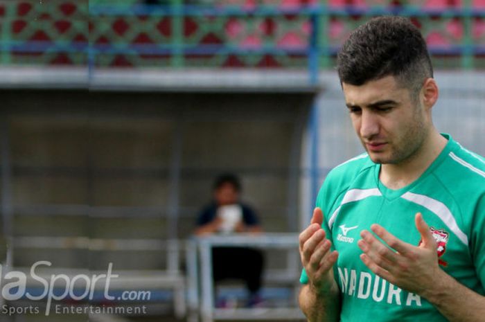 Ekspresi Nuriddin Davronov pada sesi latihan pertama bersama Madura United.