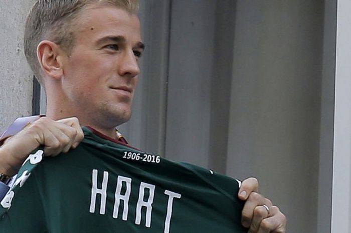 Joe Hart berpose dengan memegang seragam Torino bertuliskan namanya menjelang peresmian transfer sang kiper dari Manchester City ke Torino, 30 Agustus 2016.
