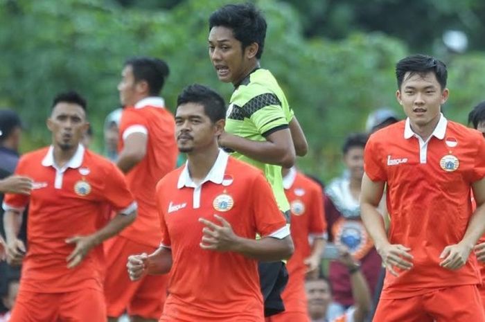 Bambang Pamungkas (depan) bersama para pemain Persija dalam latihan di lapangan POR Pelita Jaya, Sawangan, Depok, Selasa (24/1/2017) sore. 