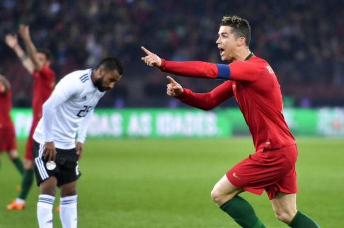 Megabintang Portugal, Cristiano Ronaldo (kanan), merayakan golnya ke gawang Mesir dalam laga persahabatan di Stadion Letzigrund, Zurich, Swiss, pada 23 Maret 2018.
