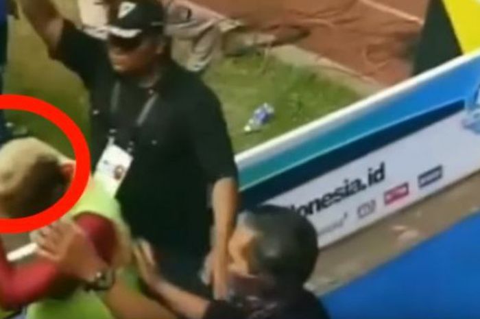 Patrich Wanggai mengacungkan jari tengah ke arah Bobotoh saat masih membela Borneo FC