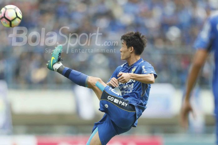 Gelandang Persib Bandung, Oh in-Kyun dalam pertandingan perdana Grup A Piala Presiden 2018 di Stadion Gelora Bandung Lautan Api, Bandung, Selasa (16/1/2018). 