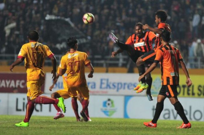 Lini belakang Sriwijaya FC mendapat gempuran dari pemain Perseru Serui, dalam laga terakhir putaran pertama Liga 1 Gojek Traveloka, Selasa (2/8/2017). Lini belakang jadi perhatian khusus pelatih carateker Sriwijaya FC menjelang bertandang ke Pusamania Borneo FC.