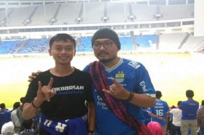 Ketua Viking Borneo, Deden Arif Kurniawan, mengenankan kupluk dan sarung saat mendukung Persib Bandung yang dijamu oleh Borneo FC di Stadion Batakan, Balikpapan, Senin (17/9/2018).